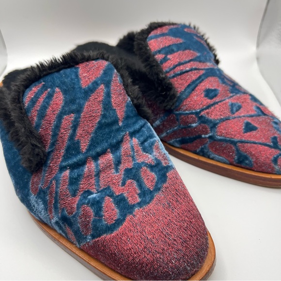 Free People Butterfly Effect Slippers Mules Tapestry Faux Fur Lined Red Blue 6.5 - Picture 2 of 6